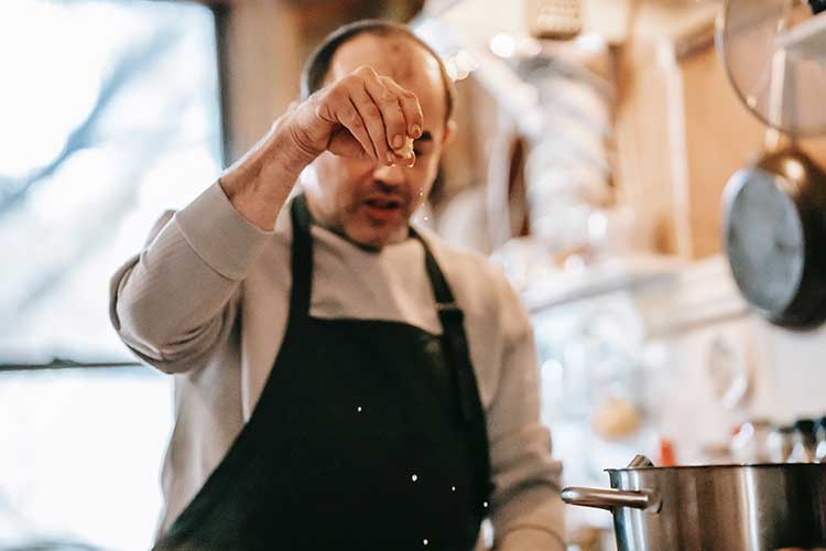 Les papis adorent partager des instants avec leurs proches dans la cuisine