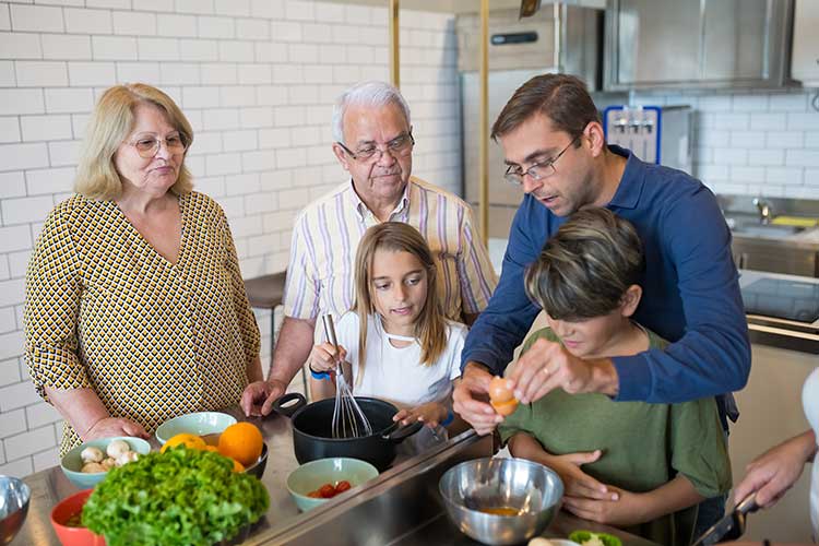 Les parents qui cuisinent adorent faire à manger pour toute la famille