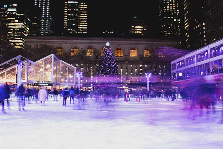La patinoire de New York et son sapin installé pour Noël attirent les voyageurs de tous les coins du monde