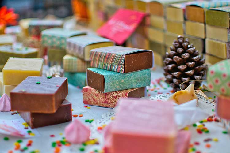 Les petits cadeaux de Noël sont un plus pour les invités