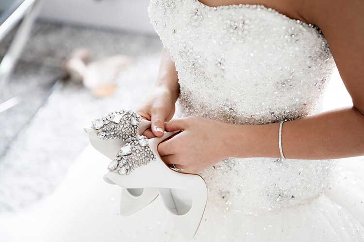 La robe de mariée est une tradition incontournable dans les mariages des Françaises qui veulent être resplendissantes le jour J