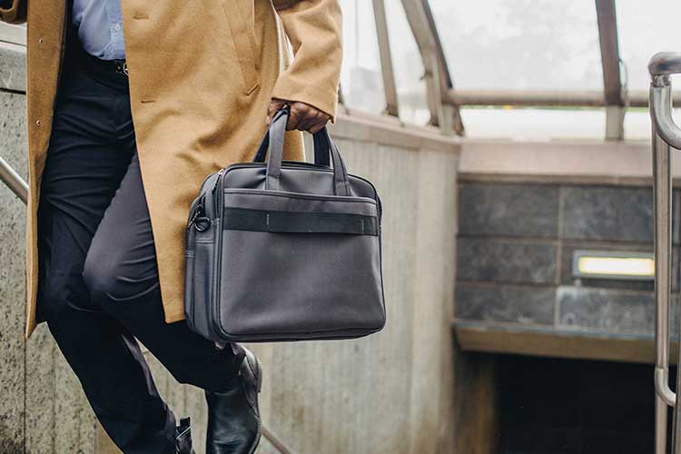 Les sacoches pour homme permettent aux workaholics d'avoir tous leurs essentiels avec eux lors de leur déplacement professionnels