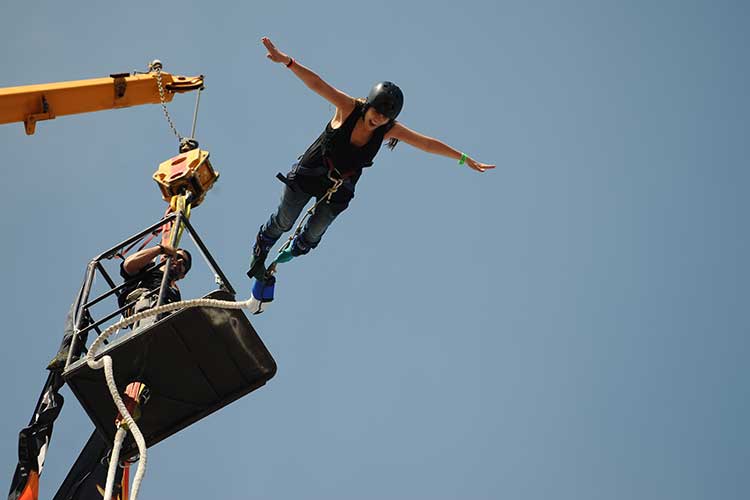 Le saut à lélastique est au top pour les adolescentes en mal de des sensations fortes