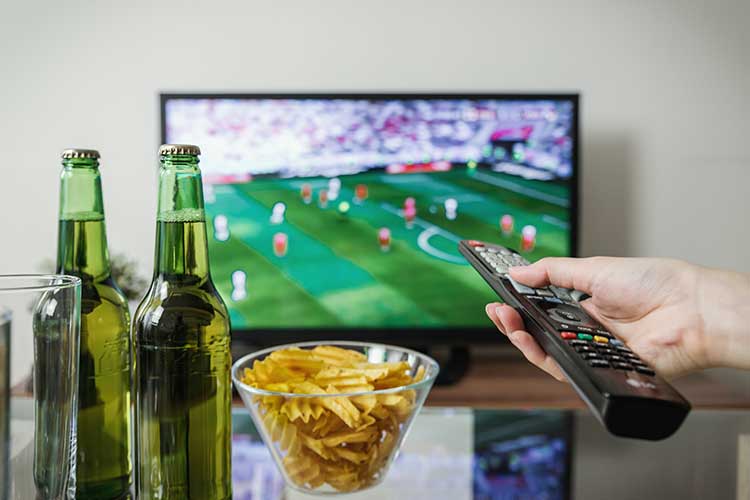 Soirée match ou cinéma, les hommes et leur télévision, une grande histoire d'amour