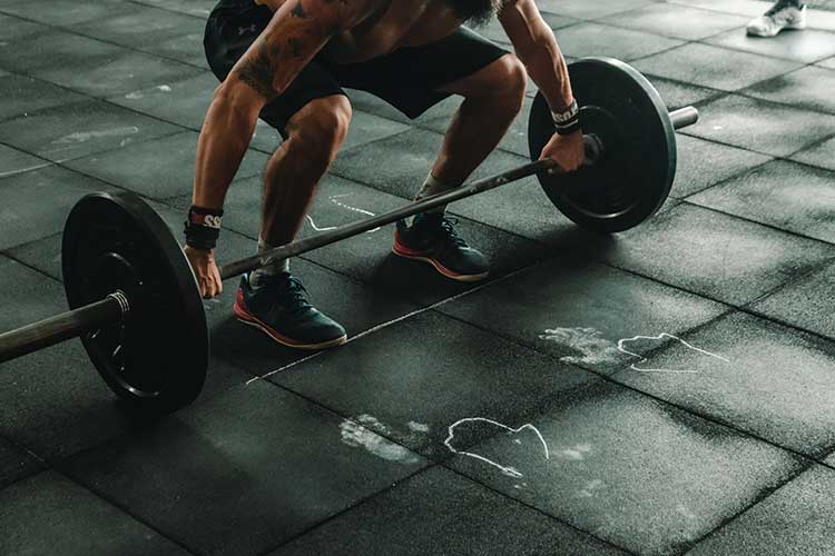 En salle comme à la maison, soulever des poids est l'une des activités favorite des hommes