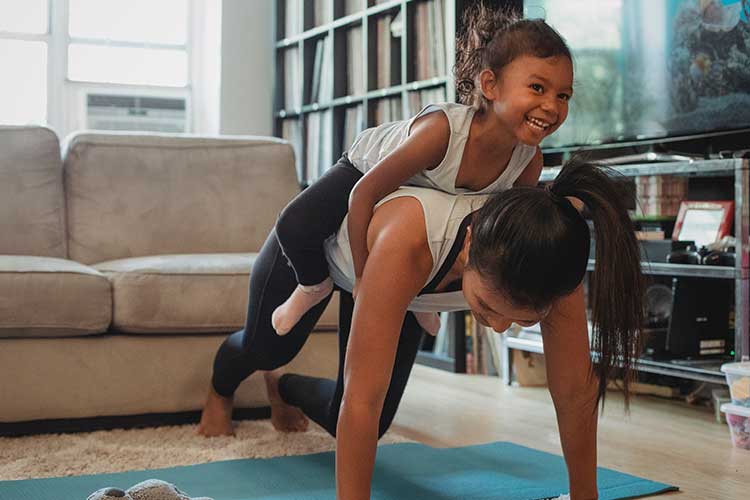 Les tapis de yoga sont des accessoires indispensables lors des exercices pour les mamans