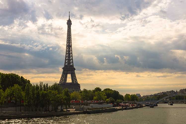 La tour Eiffel est un des plus beaux endroits au monde pour faire sa demande en mariage
