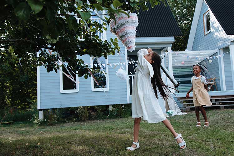 La traditionnelle piñata enchante les enfants pendant une journée d’anniversaire