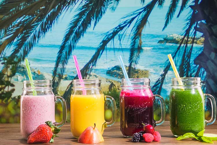 Pas de vacances sans un bon cocktail ! Préparez-vous de super boissons fraiches et fruitées pour bien chiller