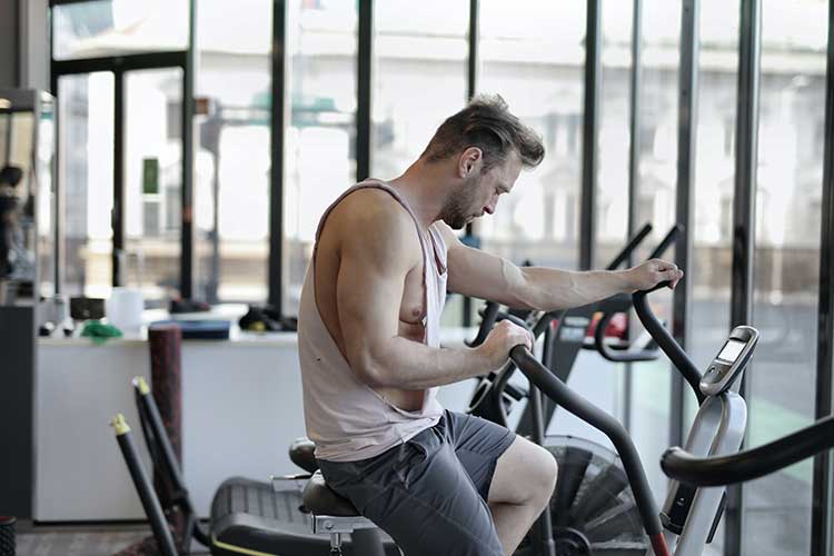 Le vélo d'appartement a de très nombreux atouts pour muscler mais aussi perdre du poids