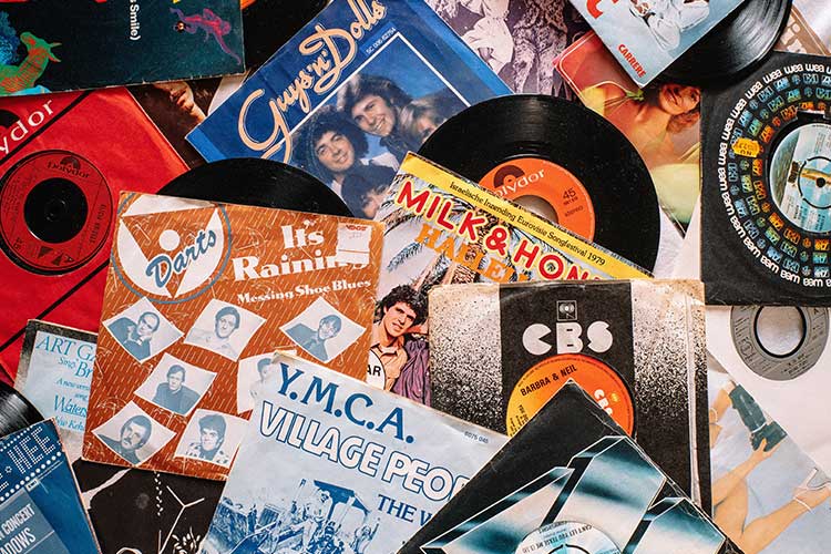 Le vinyle est un très bel objet que les collectionneurs adorent afficher fièrement dans leur discothèque